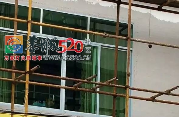 【注意】栗木街房屋外搭钢管架成了小偷的&amp;quot;楼梯&amp;quot;551 / 作者:社区小编 / 帖子ID:235963