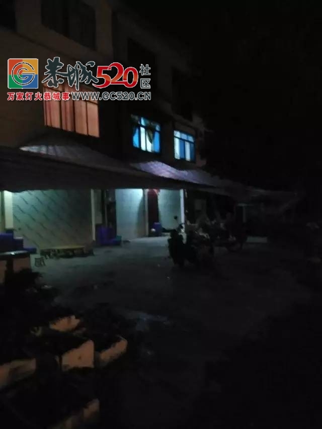 【恭城身边事】 街边办事后路标未撤过路行人被绊倒| 修路本是好事却灰尘满天飞271 / 作者:社区小编 / 帖子ID:236045