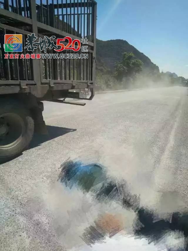【恭城身边事】 街边办事后路标未撤过路行人被绊倒| 修路本是好事却灰尘满天飞136 / 作者:社区小编 / 帖子ID:236045
