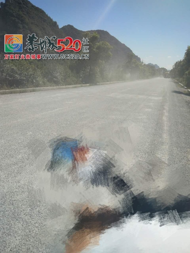 【恭城身边事】 街边办事后路标未撤过路行人被绊倒| 修路本是好事却灰尘满天飞701 / 作者:社区小编 / 帖子ID:236045