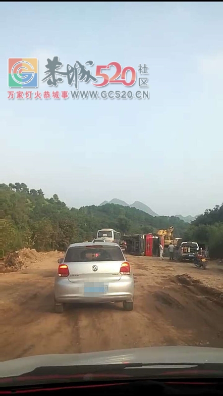 早上路过古樟林至洲塘施工路段，一辆大货车发生翻在路边。。。。262 / 作者:边吃边拉 / 帖子ID:236111