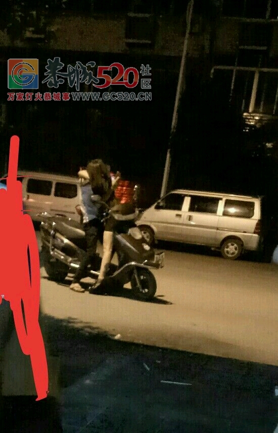 昨晚恭城有一对男女大马路上上演&quot;激情&quot;，车倒了还在亲，周围人连宵夜都快吃不下了563 / 作者:不放手 / 帖子ID:236188