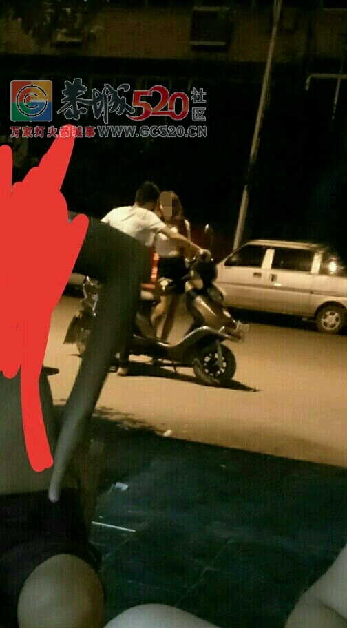昨晚恭城有一对男女大马路上上演&quot;激情&quot;，车倒了还在亲，周围人连宵夜都快吃不下了145 / 作者:不放手 / 帖子ID:236188