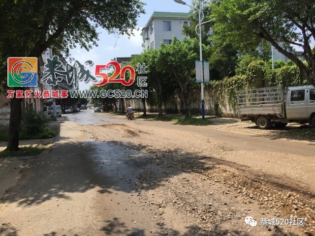 【恭城身边事】 洲塘路段修路，部分司机添堵，大家见一次曝光一次| 恭中侧后面路段...668 / 作者:社区小编 / 帖子ID:236191