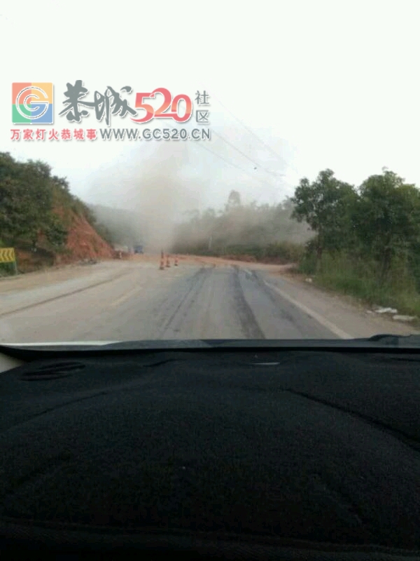 恭城洲塘降坡路段灰尘漫天，给过往司机带来很大的安全隐患，希望有关部门能处理一下847 / 作者:不放手 / 帖子ID:236243