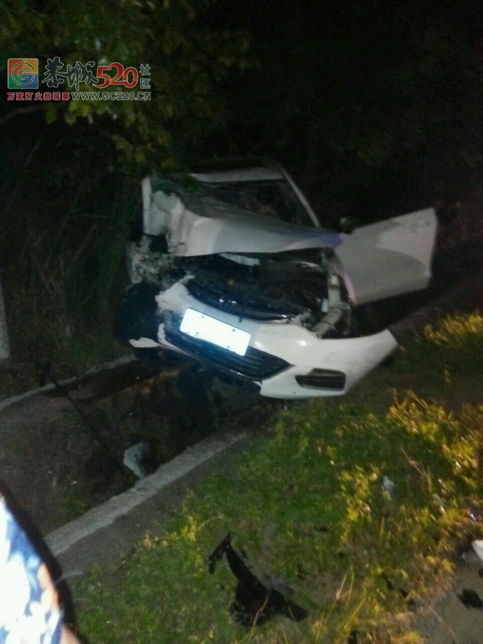 昨夜恭城莲花镇岩口村宝骏跟长安相碰，车头撞烂完903 / 作者:茶江河茶江水 / 帖子ID:236270