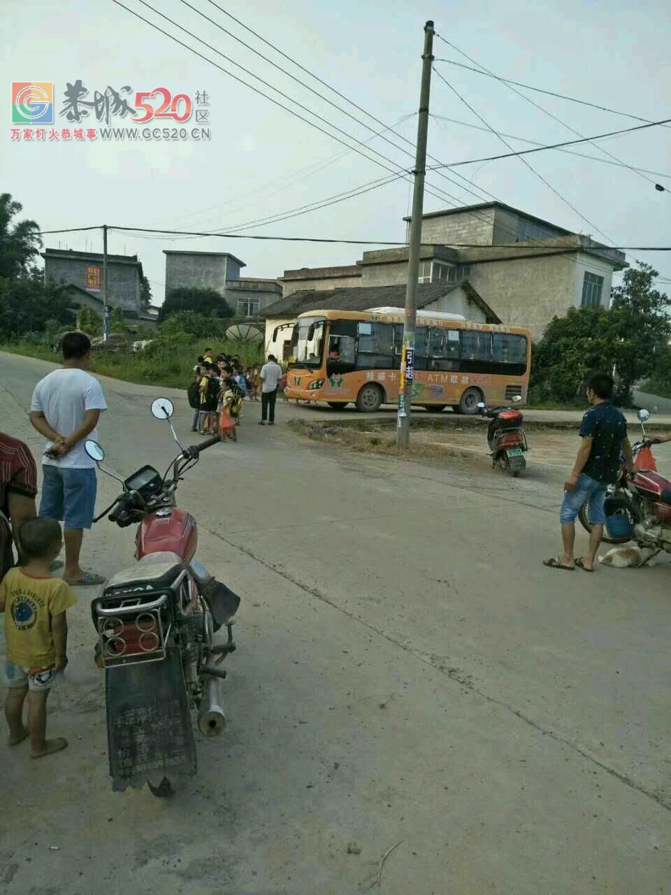 恭城土陂小接送学生上下学的车只有三十几个座位，每个月都交钱还有好多是站着的，这样太不安全了266 / 作者:夜太黑 / 帖子ID:236324