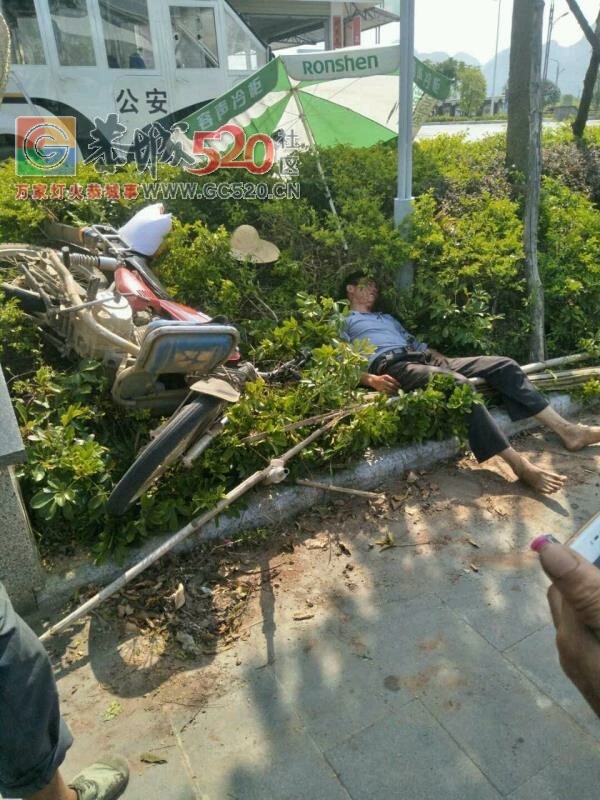 恭城高铁站小区路转弯处有人骑摩托车车速过快导致头部撞了个大洞867 / 作者:茶江河茶江水 / 帖子ID:236370