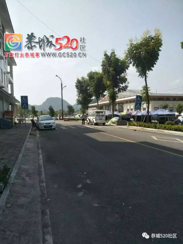 恭城高铁站小区附近一男子因车速过快冲进花圃，伤势严重！195 / 作者:社区小编 / 帖子ID:236378
