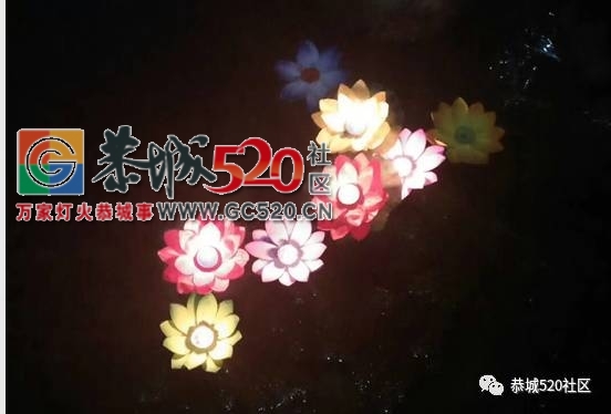 昨夜龙虎河畔数千盏河灯飘飘荡荡，最美的风景送给你~26 / 作者:社区小编 / 帖子ID:236379