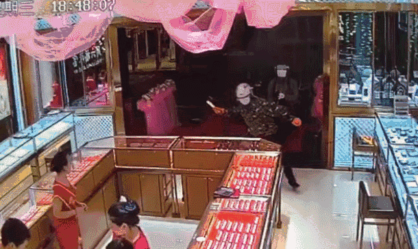 突发！桂林中山路一金店被抢，现场视频曝光！43 / 作者:jphzy / 帖子ID:236438