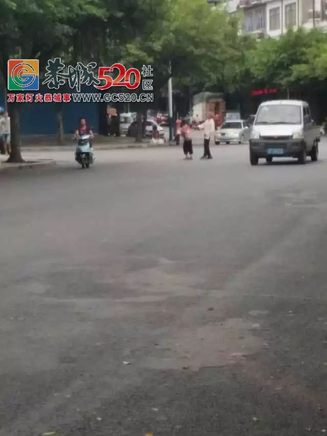 【恭城身边事】感人！现实版《你是我的眼》在恭城上演|西岭：部分商贩明目张胆占道...242 / 作者:社区小编 / 帖子ID:236553