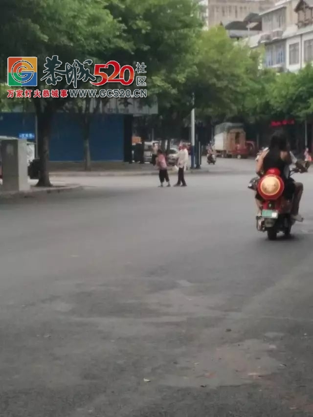 【恭城身边事】感人！现实版《你是我的眼》在恭城上演|西岭：部分商贩明目张胆占道...673 / 作者:社区小编 / 帖子ID:236553