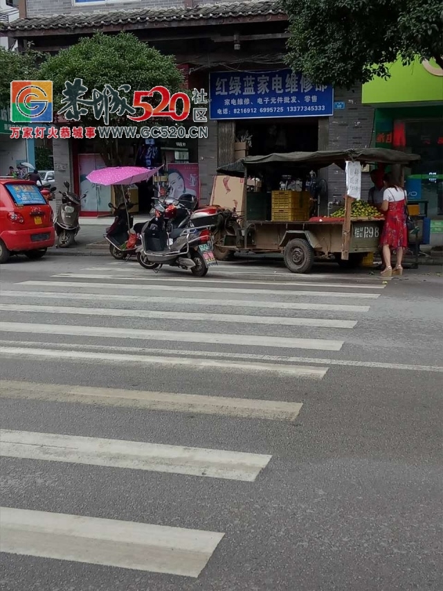 莲花龙围路段一辆面包车丢弃路边半个月无人理会； 斑马线上卖水果？安全意识待提高！395 / 作者:社区小编 / 帖子ID:236672