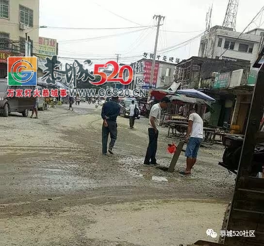 一拉沙大车在栗木街竟压出了一个&quot;深洞'' 平安一小车险摔下高地638 / 作者:社区小编 / 帖子ID:236724