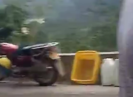 恭城势江进杨梅冲路段，摩托车拉水掉落把一辆五菱宏光面包车车门都刮花，灯也砸烂149 / 作者:该做的事情 / 帖子ID:236880