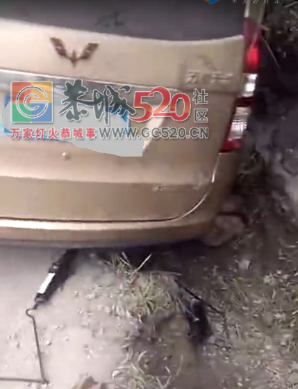 恭城势江进杨梅冲路段，摩托车拉水掉落把一辆五菱宏光面包车车门都刮花，灯也砸烂218 / 作者:该做的事情 / 帖子ID:236880