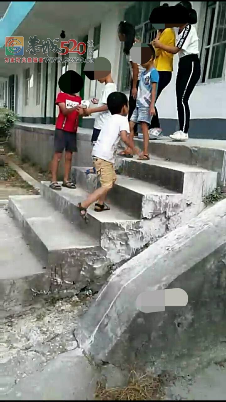 恭城一小学老师停车处都有雨棚，却不在有着那么高的高坑的教室门口设置护栏？289 / 作者:登山涉水 / 帖子ID:236923
