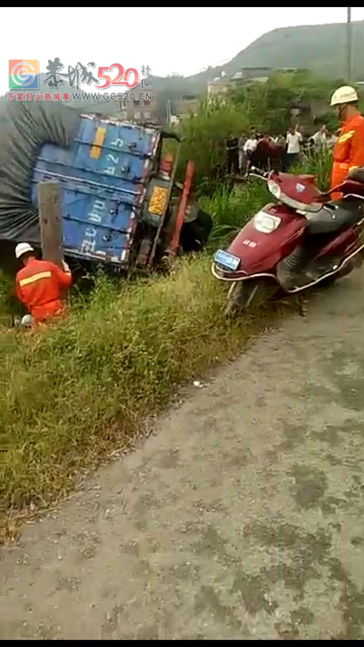 平安路口村货车翻车。。。。605 / 作者:分叉路口 / 帖子ID:237031