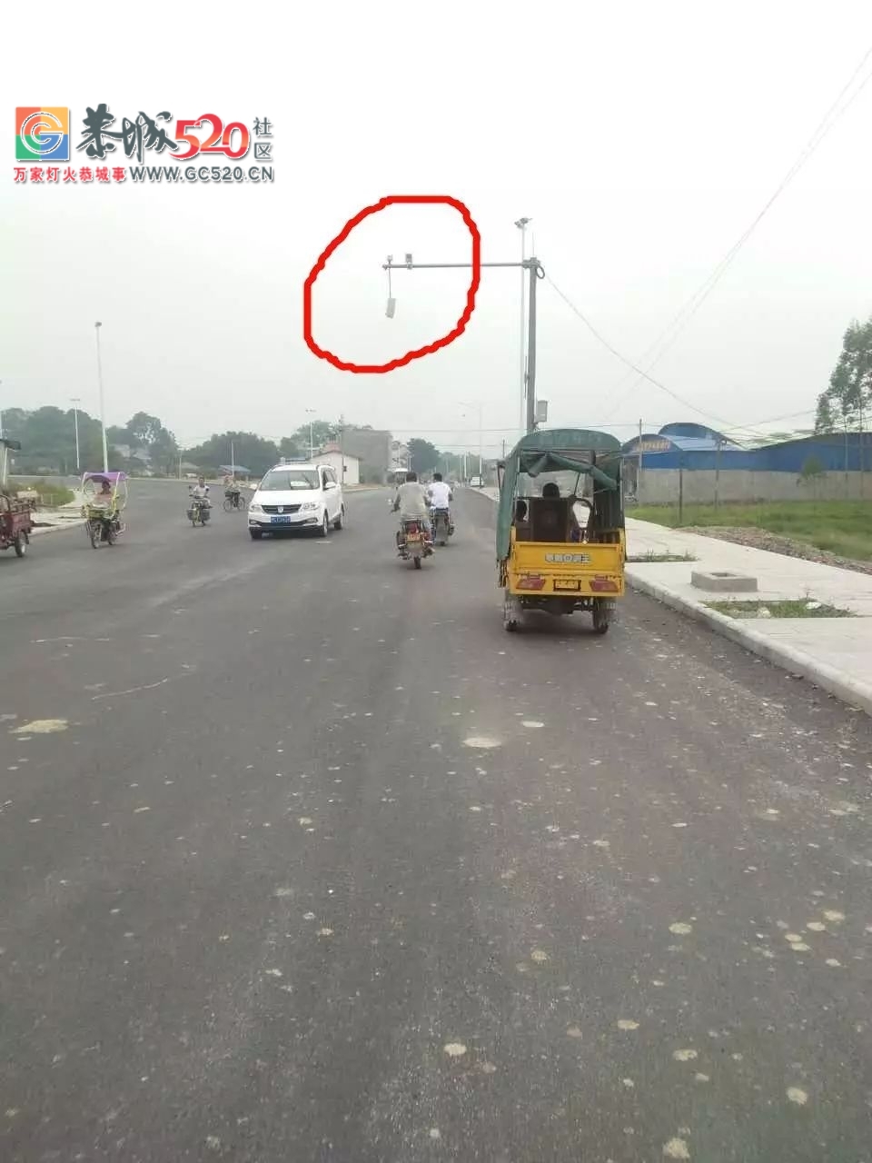 栗木街天网摄像头悬挂多日无人维护|路口老村货车冲下路基交通拥堵208 / 作者:社区小编 / 帖子ID:237049