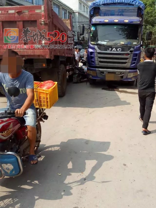 莲花坪岭村十字路口发生一起交通事故； 西岭街1电动车被2大车夹在中间，有惊无险！447 / 作者:社区小编 / 帖子ID:237141