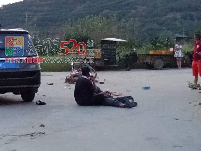 莲花坪岭村十字路口发生一起交通事故； 西岭街1电动车被2大车夹在中间，有惊无险！409 / 作者:社区小编 / 帖子ID:237141