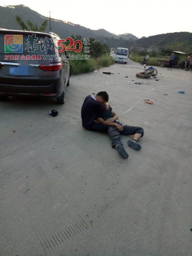 莲花坪岭村十字路口发生一起交通事故； 西岭街1电动车被2大车夹在中间，有惊无险！524 / 作者:社区小编 / 帖子ID:237141