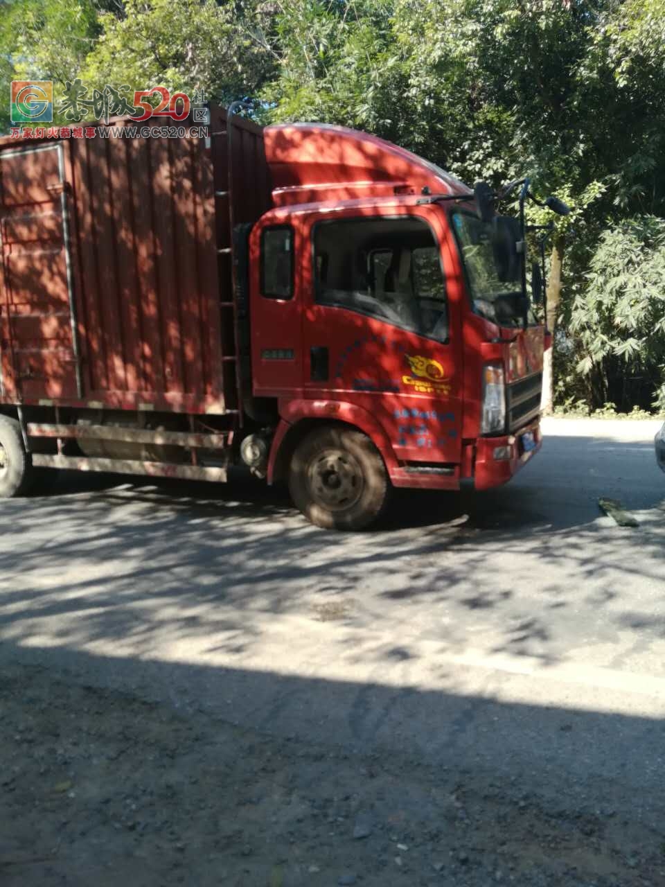 洞尾高桥下，两车追尾！小车玻璃碎了一地638 / 作者:莲花的烂崽 / 帖子ID:237190