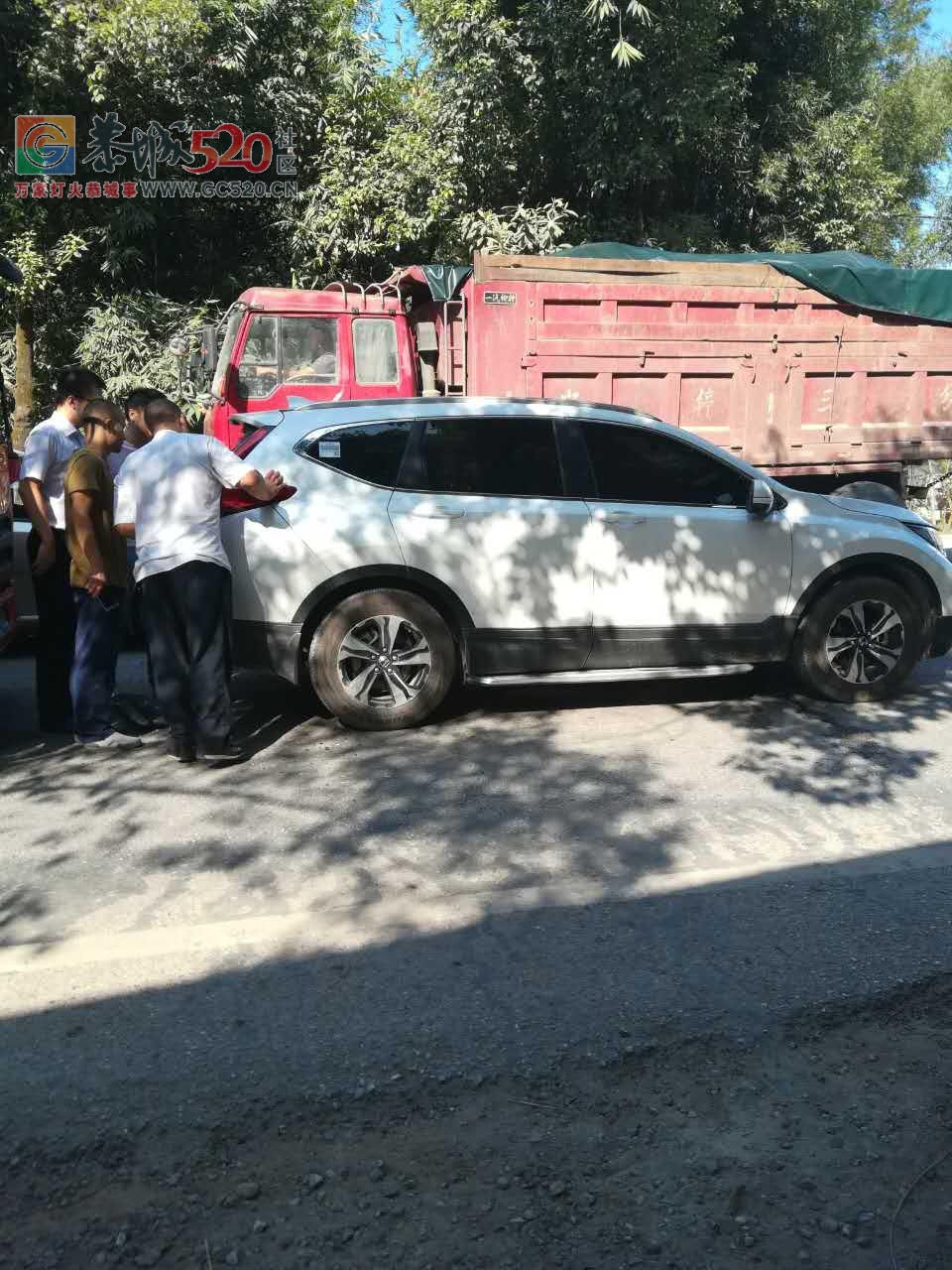 洞尾高桥下，两车追尾！小车玻璃碎了一地209 / 作者:莲花的烂崽 / 帖子ID:237190