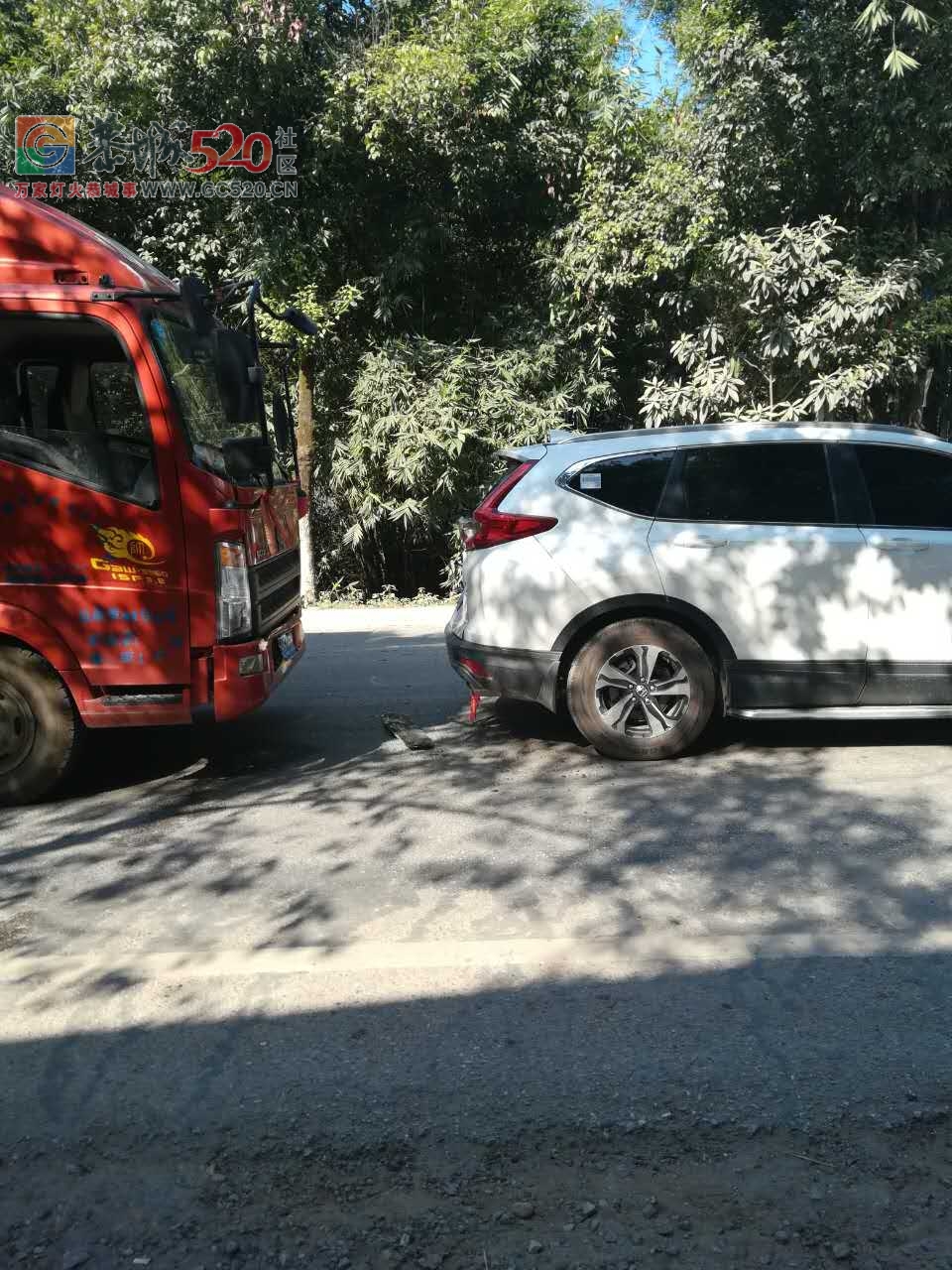 洞尾高桥下，两车追尾！小车玻璃碎了一地168 / 作者:莲花的烂崽 / 帖子ID:237190