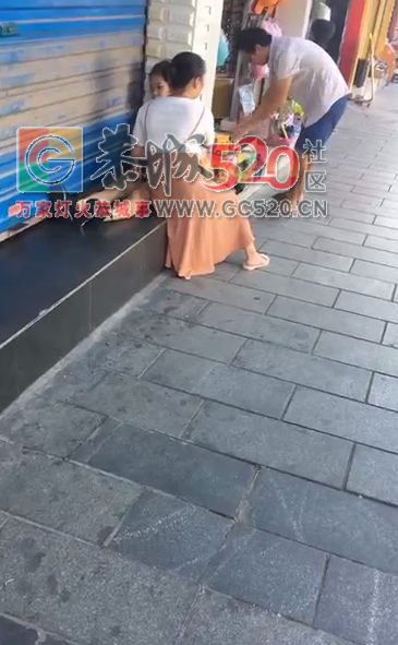 女孩突然晕倒，旁边门面老板娘直接扶起还给她买水，为老板娘点赞674 / 作者:茶江人 / 帖子ID:237201