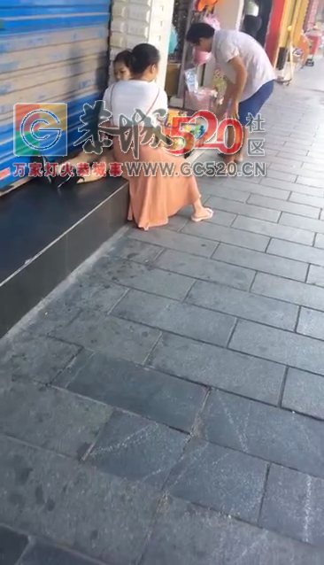 女孩突然晕倒，旁边门面老板娘直接扶起还给她买水，为老板娘点赞811 / 作者:茶江人 / 帖子ID:237201