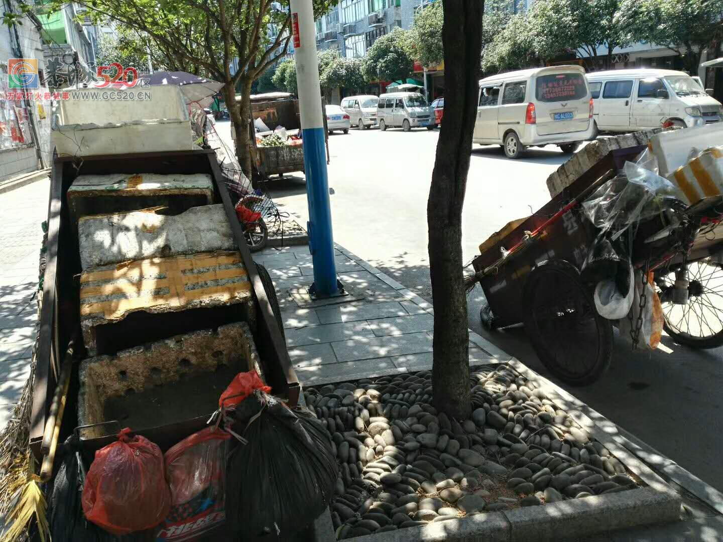 茶江剧院门口己经成垃圾堆了372 / 作者:恭城栗木人 / 帖子ID:238114