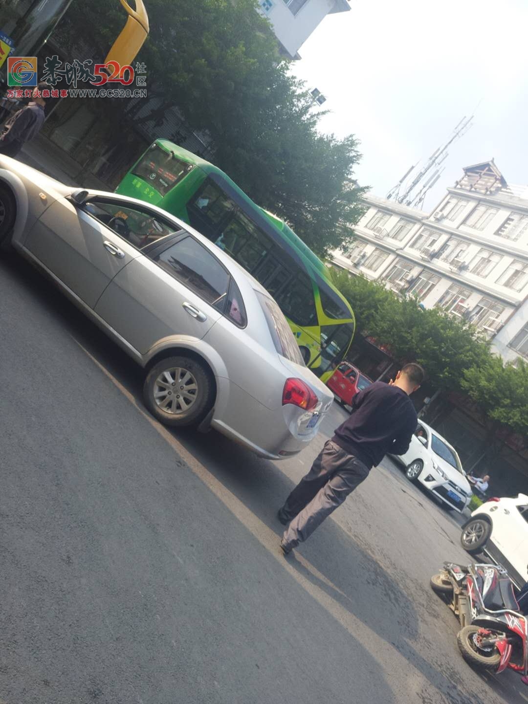城中西路又现车祸56 / 作者:喜欢装点糊涂 / 帖子ID:238258