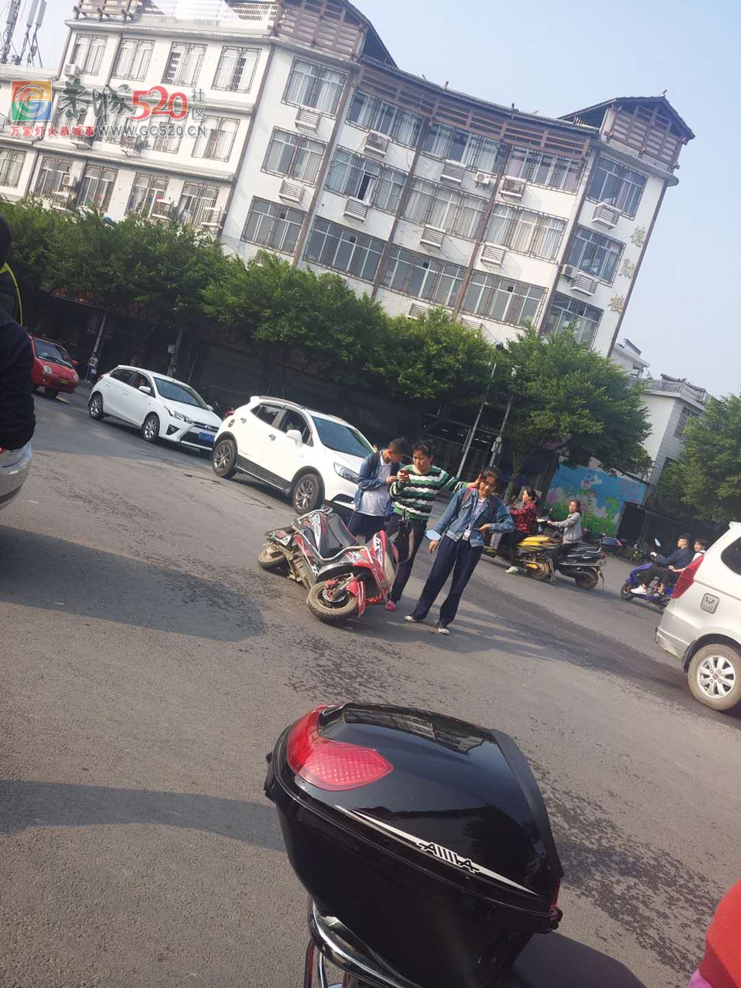 城中西路又现车祸916 / 作者:喜欢装点糊涂 / 帖子ID:238258