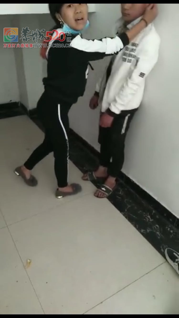 粤华世纪星城电影楼下，这一男一女真猛！！677 / 作者:高负帅 / 帖子ID:238301