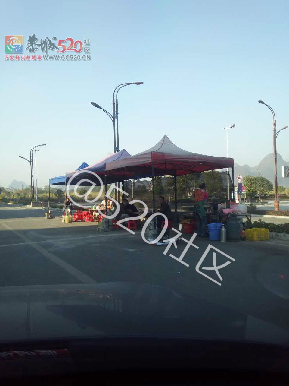恭城高铁站大马路上摆起了米粉摊，出了事故谁负责？？206 / 作者:摘颗星星送给你 / 帖子ID:238439