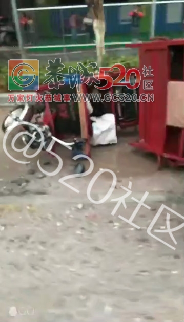 新街今天早上发生的车祸943 / 作者:三江黄坪 / 帖子ID:238561