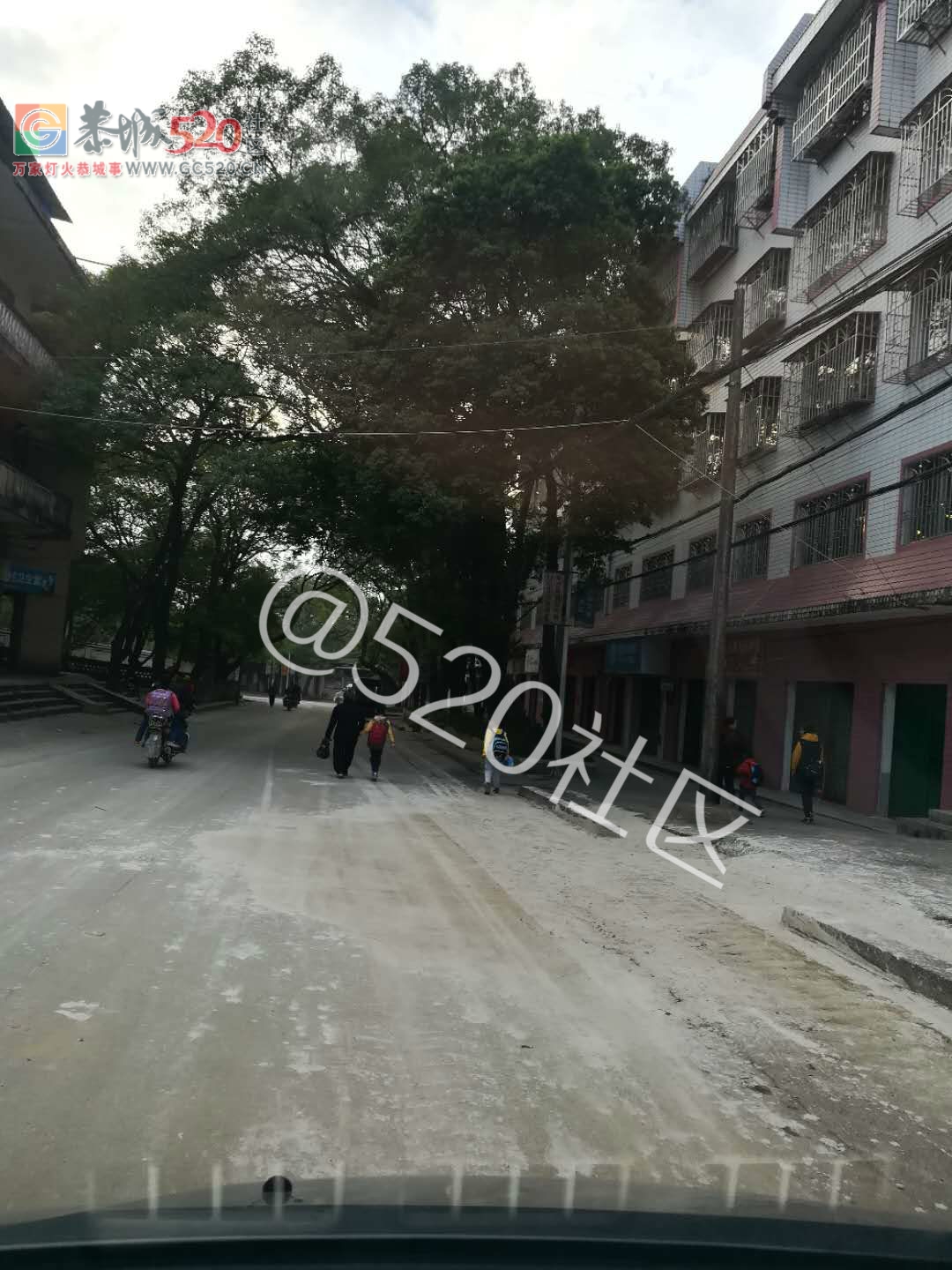 拉沙车不分昼夜，不仅影响交通和夜间安宁，还一路不断掉沙，满地狼藉！！955 / 作者:雨打芭蕉残 / 帖子ID:238582