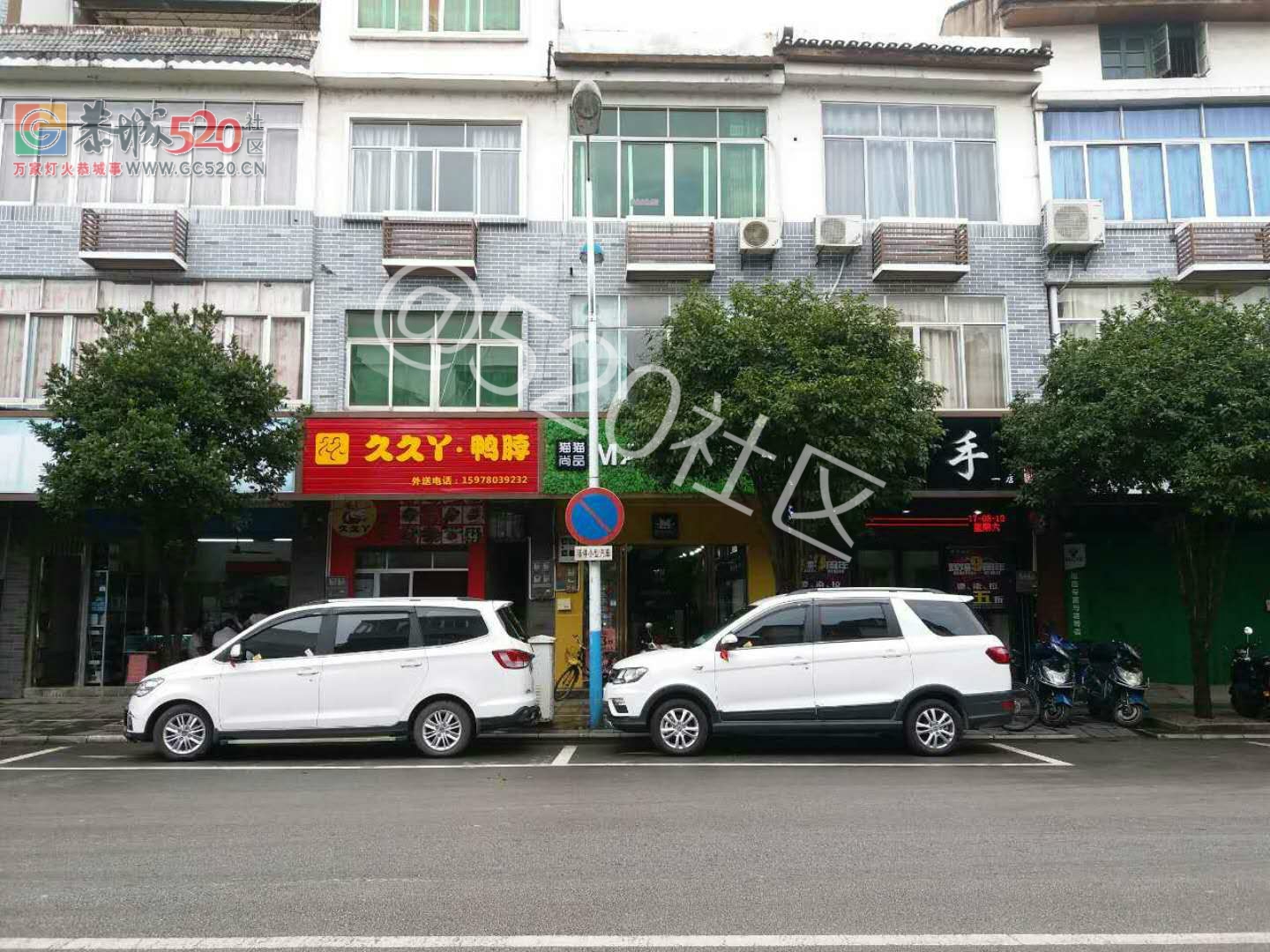 中医院路口对面的街道挂着限停小型汽车的标识，严重怀疑是路旁开摩的为了占停车位...94 / 作者:杨溪王公子 / 帖子ID:238585
