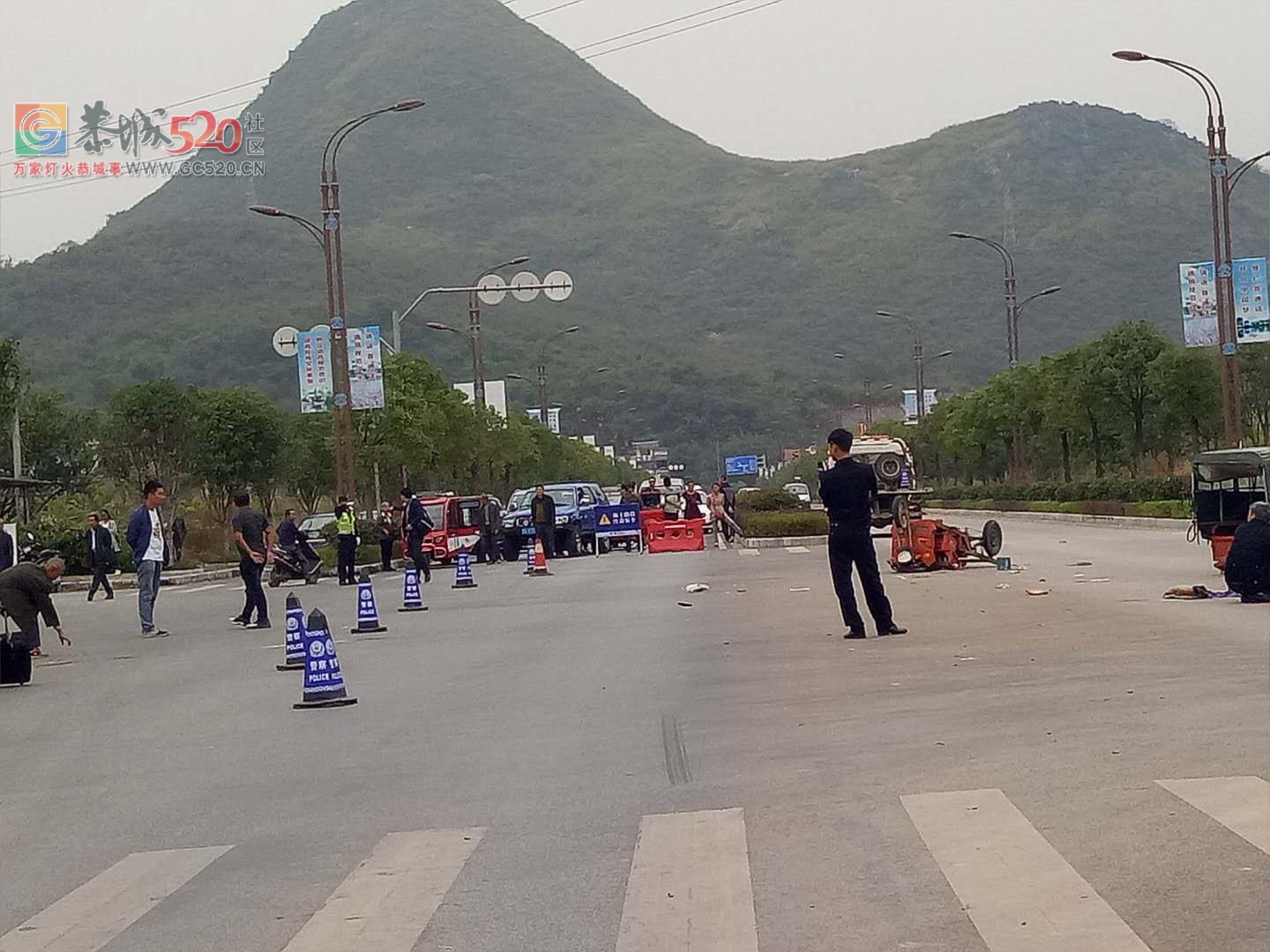 蟠龙村往火车站路口发生车祸，三轮车被撞得散架，被撞老人已去世278 / 作者:日你仙人板板 / 帖子ID:240961