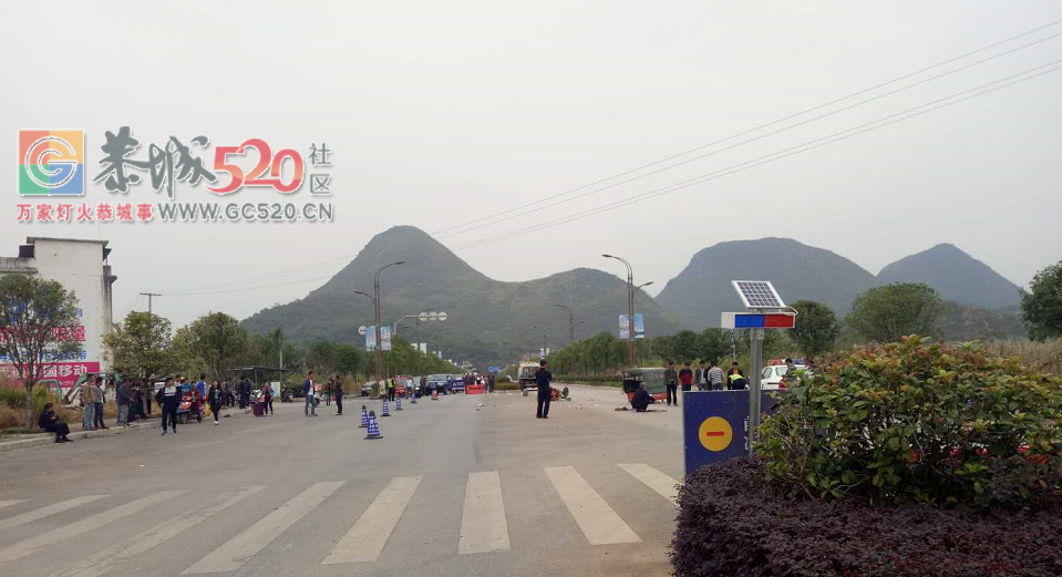 蟠龙村往火车站路口发生车祸，三轮车被撞得散架，被撞老人已去世252 / 作者:日你仙人板板 / 帖子ID:240961