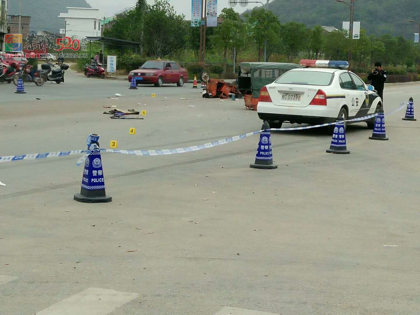 蟠龙村往火车站路口发生车祸，三轮车被撞得散架，被撞老人已去世873 / 作者:日你仙人板板 / 帖子ID:240961
