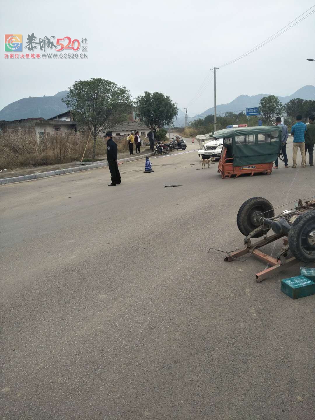 蟠龙村往火车站路口发生车祸，三轮车被撞得散架，被撞老人已去世796 / 作者:日你仙人板板 / 帖子ID:240961