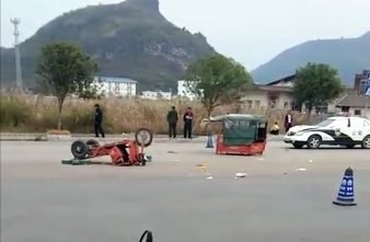 蟠龙村往火车站路口发生车祸，三轮车被撞得散架，被撞老人已去世106 / 作者:日你仙人板板 / 帖子ID:240961
