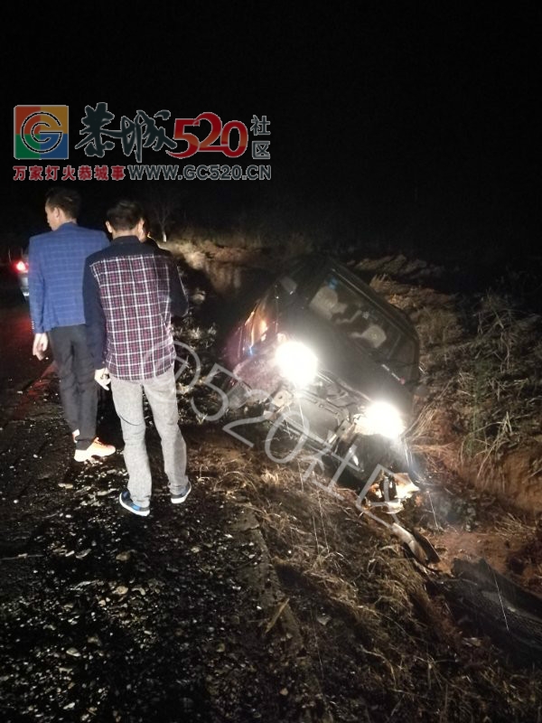 因地上有油，神力肥业公司往恭城方向小车滑出路面425 / 作者:thkfh / 帖子ID:240998