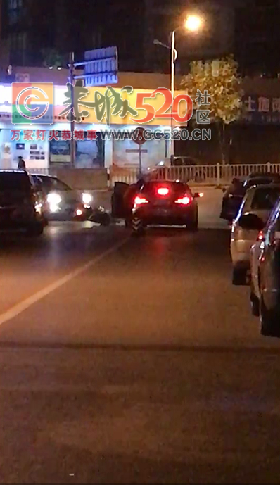 三小路口车祸240 / 作者:正在输入中 / 帖子ID:241307