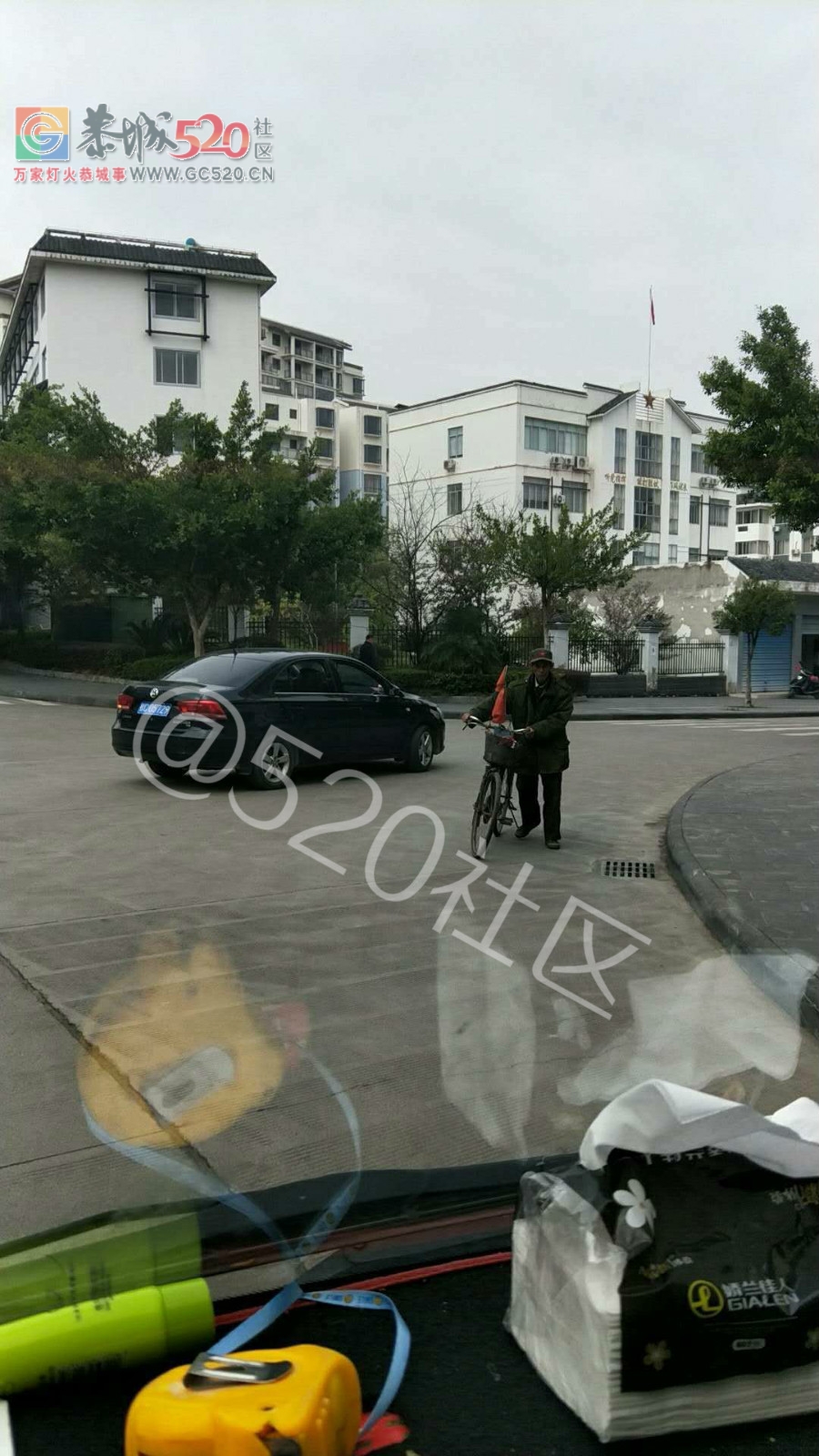 老人身穿军装天天推个单车，车上还插着国旗，是老战士不？338 / 作者:正在输入中 / 帖子ID:246123