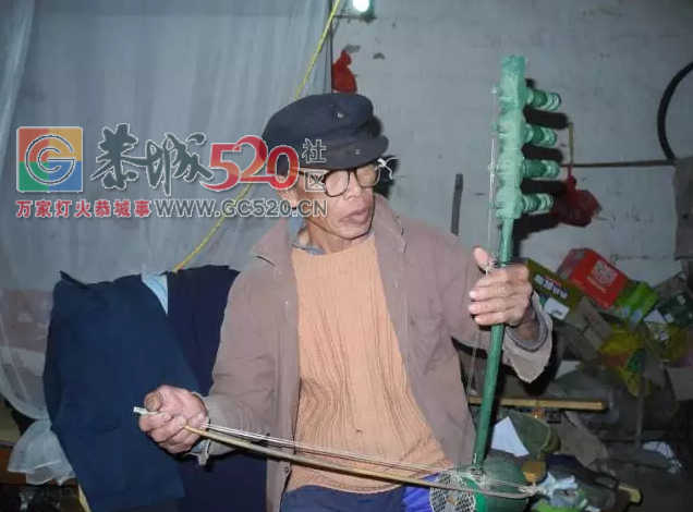 恭城一老人痴迷二胡 只为给生活找点乐子778 / 作者:脚踏实地 / 帖子ID:246316