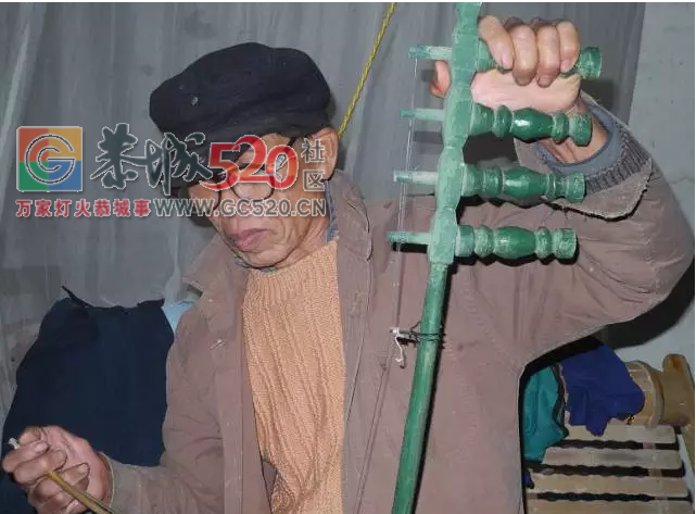 恭城一老人痴迷二胡 只为给生活找点乐子936 / 作者:脚踏实地 / 帖子ID:246316